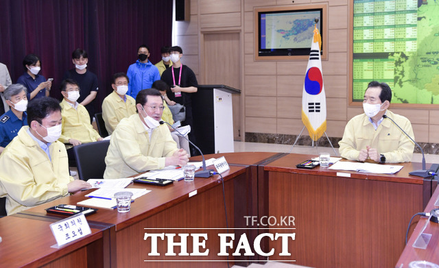 이용섭 광주광역시장이 9일 오전 서구 영산강홍수통제소를 방문한 정세균 국무총리에게 집중호우로 피해가 큰 광주지역을 특별재난지역으로 선포 해 줄것을 요청하고 있다./광주광역시 제공