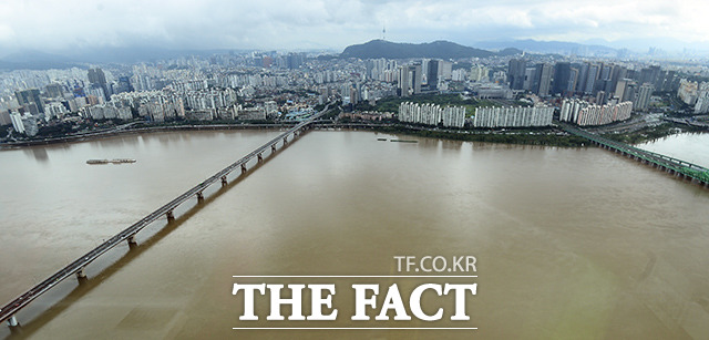 연일 집중호우가 이어지고 있는 10일 오전 서울 영등포구 63빌딩 전망대에서 바라본 한강이 황톳빛을 보이고 있다. /이동률 기자