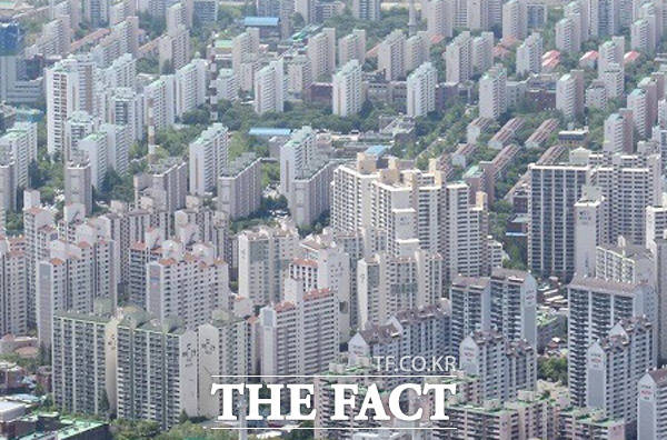 부동산 정보업체 직방에 따르면 올해 상반기 서울 아파트 전세 거래 중 2억∼4억 원 비중은 39.0%, 2억 원 이하 비중은 13.7%로 4억 원 이하 전세 거래 비중이 52.7%였다. /더팩트 DB