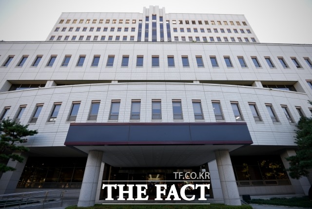 10일 법조계에 따르면 서울남부지법은 주가조작 혐의로 재판에 넘겨진 슈퍼개미 일당에게 실형 등을 선고했다. 사진은 서울 양천구 서울남부지법. /이덕인 기자