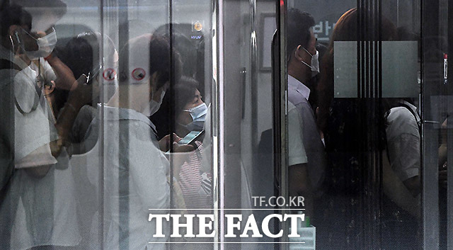 집중호우로 교통체증이 심화되며 대중교통 이용이 늘어난 가운데 10일 오전 서울역에서 시민들이 전철을 갈아타기 위해 엘레베이터를 이용하고 있다. /이효균 기자