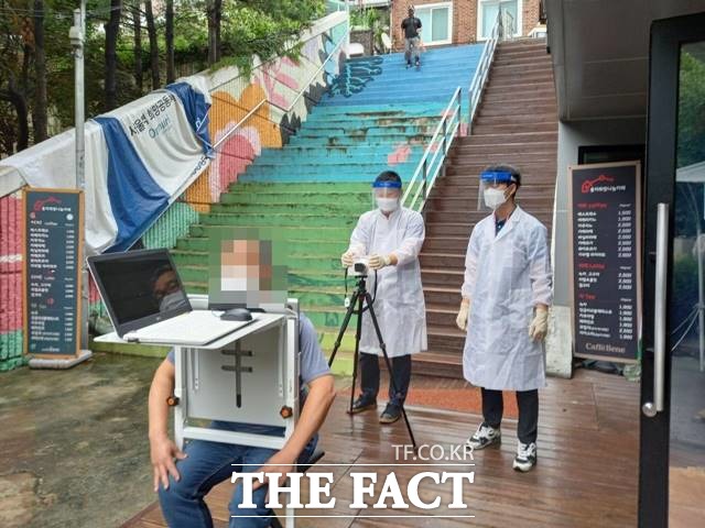 서울시가 노숙인 4599명에 대해 신종 코로나바이러스 감염증(코로나19) 검사를 선제적으로 실시한 결과 전원 음성으로 판명됐다. 노숙인 및 쪽방촌 주민을 대상으로 검사를 진행하는 모습. /서울시 제공