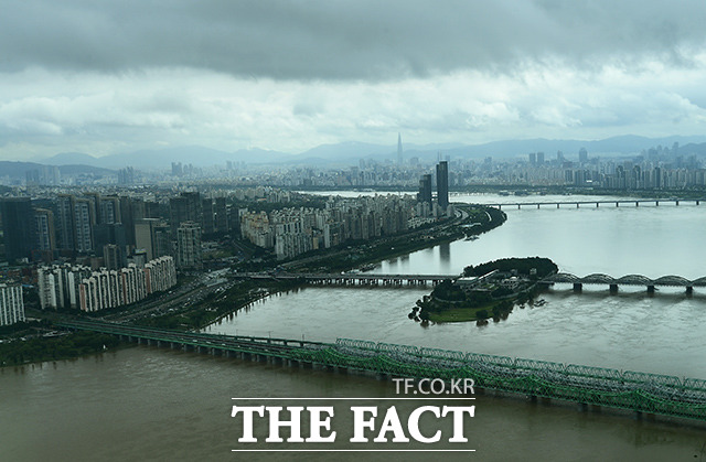 제5호 태풍 장미가 한반도에 상륙할것으로 예상되는 10일 오전 서울 영등포구 63빌딩 전망대에서 바라본 서울도심에 긴장감이 흐르고 있다./이동률 기자