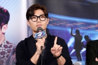  김범수 사칭 주의 당부…'사칭 계정 삭제, 파란 인증마크 확인'