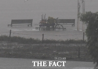 [TF포토] 폭우 속 위험한 휴식