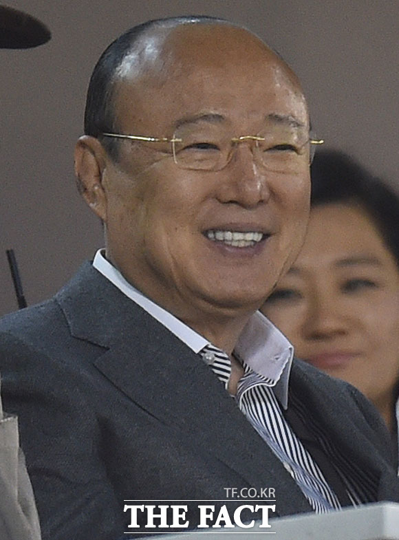 한화그룹은 집중호우로 피해를 입은 주민들이 신속히 일상으로 복귀할 수 있도록 성금 10억 원을 희망브리지 전국재해구호협회에 기탁한다고 11일 밝혔다. 사진은 김승연 한화그룹 회장. /더팩트 DB