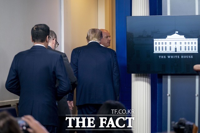 CNN과 AP통신은 도널드 트럼프 미국 대통령이 10일(현지시간) 백악관 언론 브리핑 중 총격 소리에 긴급 대피했다고 보도했다. 백악관 브리핑실을 빠져 나가는 트럼프 대통령. /AP.뉴시스
