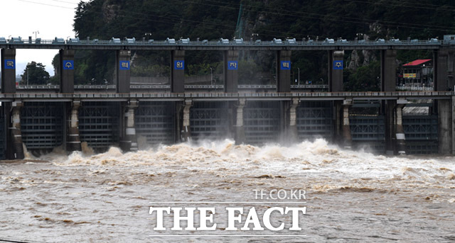 11일 오전 강원도 춘천시 서면 의암댐이 지속된 폭우로 인해 초당 3100톤의 물을 방류하고 있다. /춘천=임세준 기자