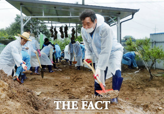 민가에 휩쓸려온 토사 퍼내는 이낙연 의원(오른쪽).