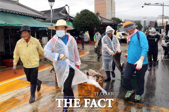 10일 김영록 전남도지사(가운데)가 집중호우로 침수피해를 입은 구례읍 5일시장 주변에서 쓰레기 제거 작업을 하고 있다./전남도청 제공