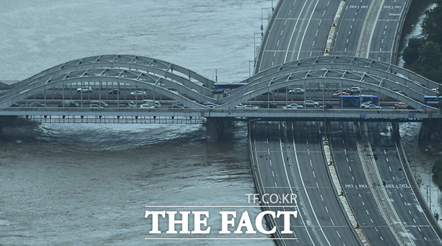 한강 본류에 홍수주의보가 9년 만에 발령된 6일 오후 서울 영등포구 63빌딩 전망대에서 바라본 한강 일대가 침수된 모습. /이동률 기자