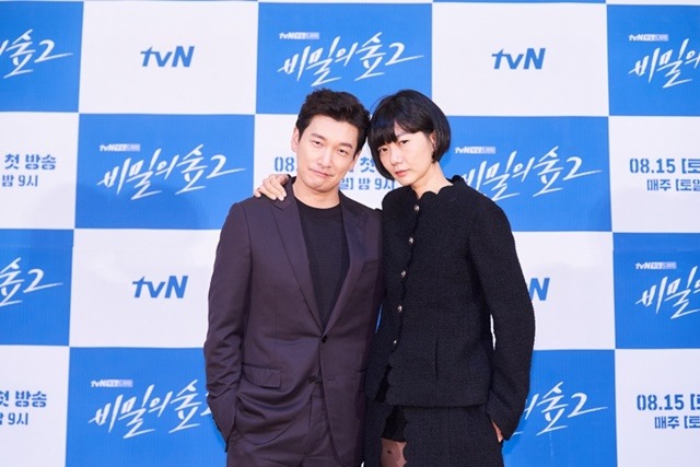 조승우(왼쪽) 배두나는 오랜만에 인사드린다며 두 번째 시즌 제작을 응원해준 시청자들에게 감사 인사를 전했다. /tvN 제공