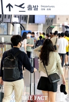 [TF포토] '장맛비도 막을 수 없는 여행길!'