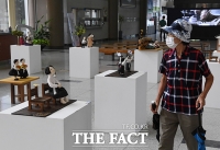 [TF포토] 소녀상 전시 관람하는 시민