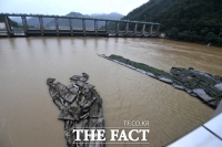 [TF포토] 의암댐 앞 다리에 걸려있는 인공수초 잔해