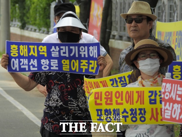 흥해여객선유치추진위원회(위원장 강창호)를 비롯 지역주민들은 포항 영일만항~울릉 간 신규 여객선 유치 신청 반려는 포항해양청이 사실관계를 오인한 것이 있고, 타 항만사례 등을 정확히 파악하지 않은 부분이 있기 때문이라고 주장했다./포항=김달년기자