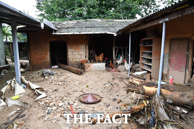 집중호우로 충북 충주시·제천시·음성군 등이 특별재난지역으로 선포된 가운데 11일 충청북도 음성군 삼성면 대야리의 한 농가가 수해로 인해 난장판이 돼 있다./남윤호 기자