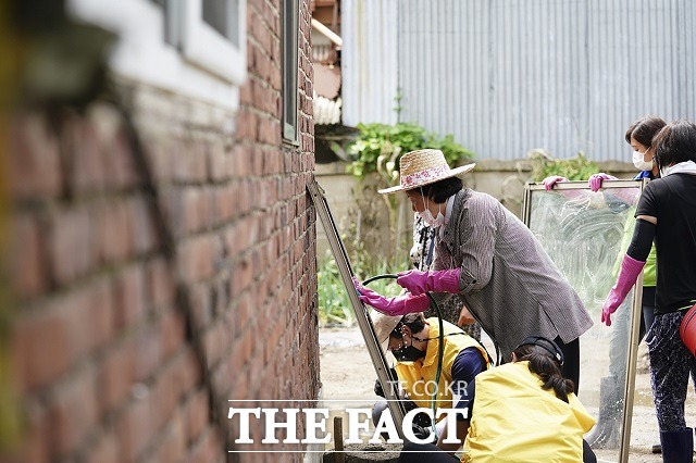 김정숙 여사가 12일 강원 철원군 동송읍 이길리 마을에서 수해 복구 봉사활동을 하고 있다. /청와대 제공