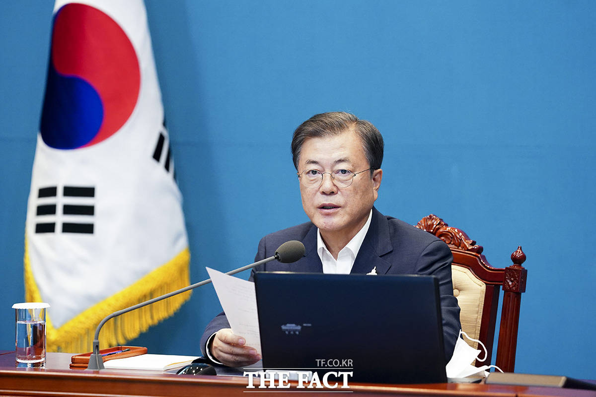문재인 대통령은 10일 청와대 수석·보좌관회의에서 주택 문제가 당면한 최고 민생 과제가 됐다며 중저가 1주택 보유자는 추가로 세금을 경감하는 대책을 검토하겠다고 밝혔다./청와대 제공