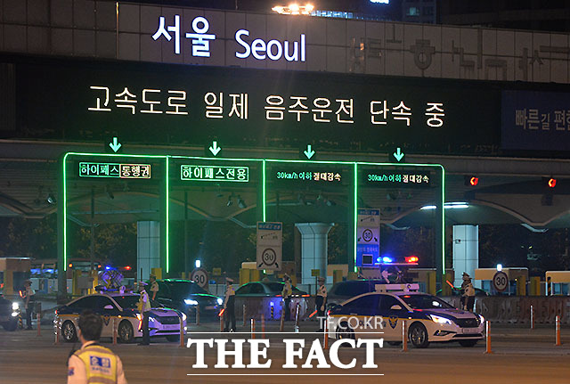포항시 공무원들이 음주운전을 하다 경찰에 적발되는 일이 끊이지 않고 있다.사진은 경찰이 야간에 고속도로 서울요금소에서 음주운전 일제단속을 실시하고 있는 모습/ 더팩트 DB