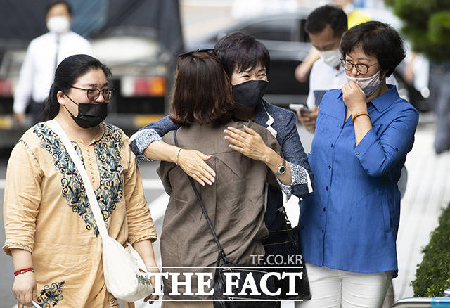 목포 부동산 투기 의혹을 받고 있는 손혜원 전 국회의원이 12일 오후 서울 양천구 서울남부지방법원에서 열리는 1심 선고 공판에 출석하기 전 지지자와 포옹을 나누고 있다. /이선화 기자