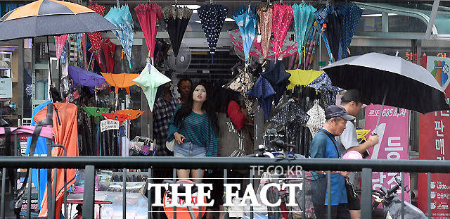 목요일인 13일은 전국이 대체로 덥고 흐린 가운데 대기 불안정으로 중부 내륙에 강한 소나기가 오는 곳이 있겠다. /이새롬 기자