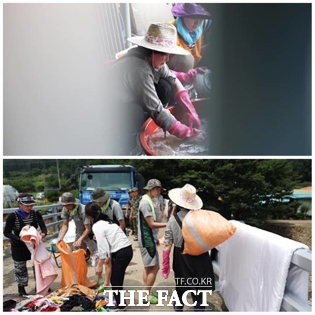 사진은 2017년 7월 충북 청주 수해 복구 현장을 찾아 주민들을 위로하고 직접 설거지와 빨래 등 자원봉사에 나섰던 김 여사의 모습. /청와대 페이스북