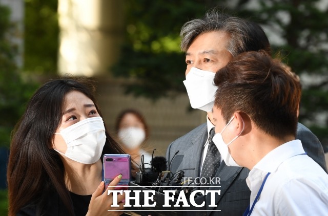조국 전 법무부 장관이 지난달 서울중앙지방법원에서 열린 속행 공판에 출석하고 있다. /임세준 기자