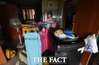 [TF사진관] '치워도 치워도 끝이 없어'…수해 흔적 지우는 이길리 마을