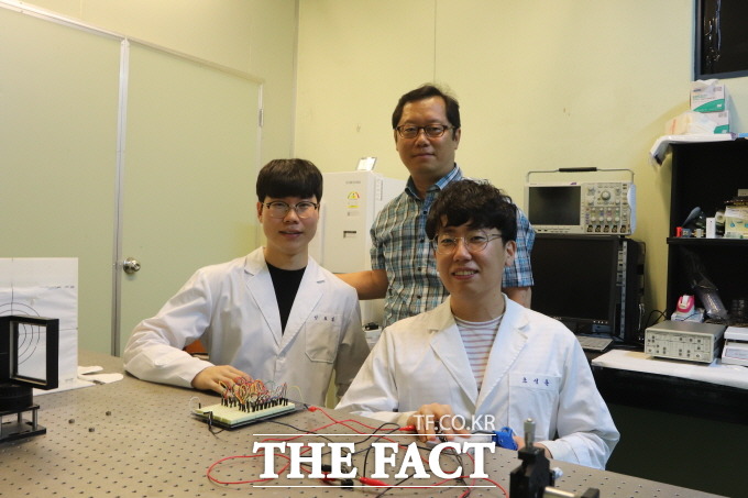 지스트 정건영 교수 연구팀 (사진 왼쪽부터 신요섭 석사과정생, 정건영 교수, 조성준 박사과정생)이 바람이 불면 불이 켜지는 고성능의 마찰 전기 소자를 개발했다고 14일 밝혔다. /광주=박호재 기자
