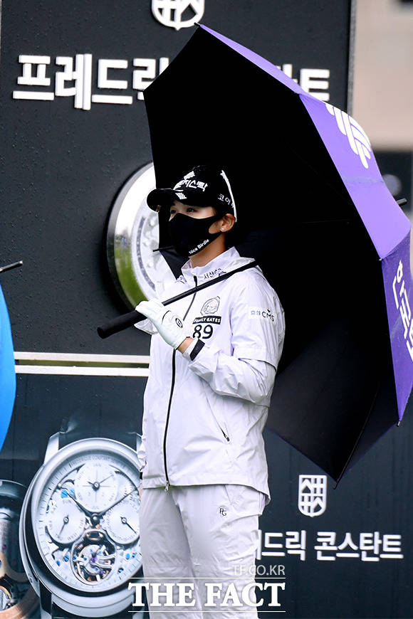 우산과 마스크를 쓰고 등장한 박현경 선수