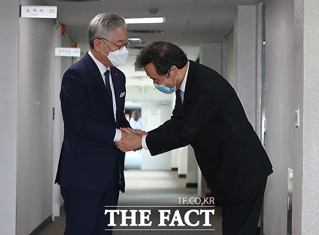 14일 한국갤럽의 대선주자 선호도 조사에서 이재명(왼쪽) 경기지사가 그동안 독주를 이어오던 이낙연 더불어민주당 후보를 약 2%포인트 앞섰다. 사진은 지난달 이 의원이 이 지사를 찾았을 당시. /임영무 기자
