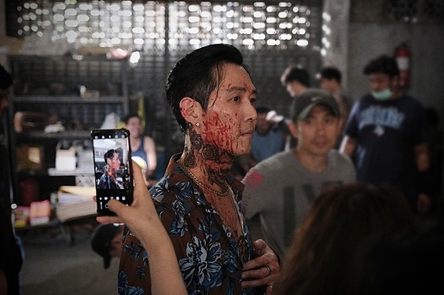 피 칠갑을 한 레이는 얼음으로 얼굴을 닦으며 날 선 카리스마를 뽐낸다. /CJ엔터테인먼트 제공