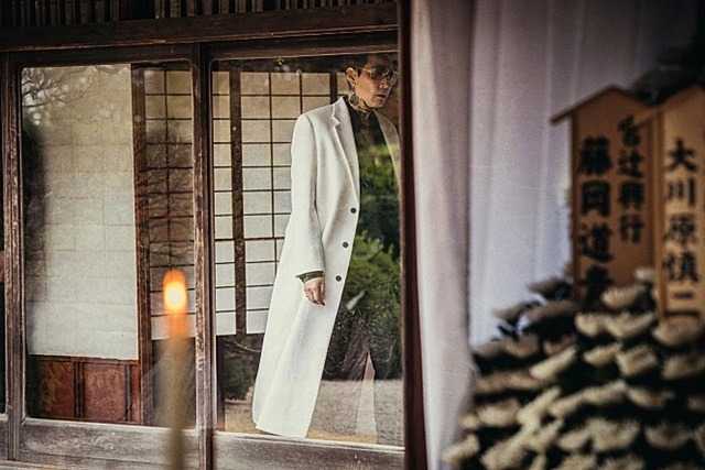 레이는 화려한 패션으로 줄곧 시선을 사로잡는다. /CJ엔터테인먼트 제공