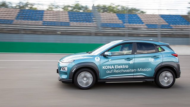 현대차는 자사 소형 전기 SUV 코나 일렉트릭이 1회 충전으로 최대 1026km의 주행거리를 달성하는 데 성공했다고 14일 밝혔다. /현대차 제공