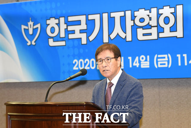 한국기자협회 56주년 기념식 참석한 민병욱 한국언론진흥재단 이사장.