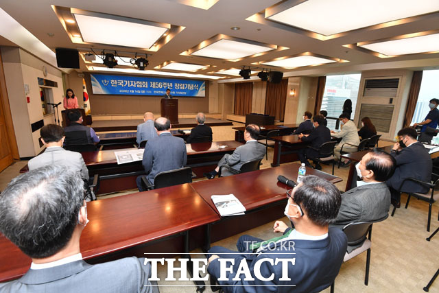 한국기자협회 56주년 기념식에 참석한 내빈들이 김동훈 회장의 인사말을 경청하고 있다.