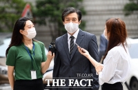 [TF사진관] 취재진 질의 받으며 법정 향하는 조국 전 장관