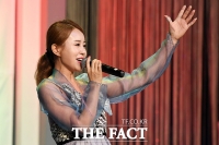 [TF포토] 열창하는 북한 출신 방송인 김은아