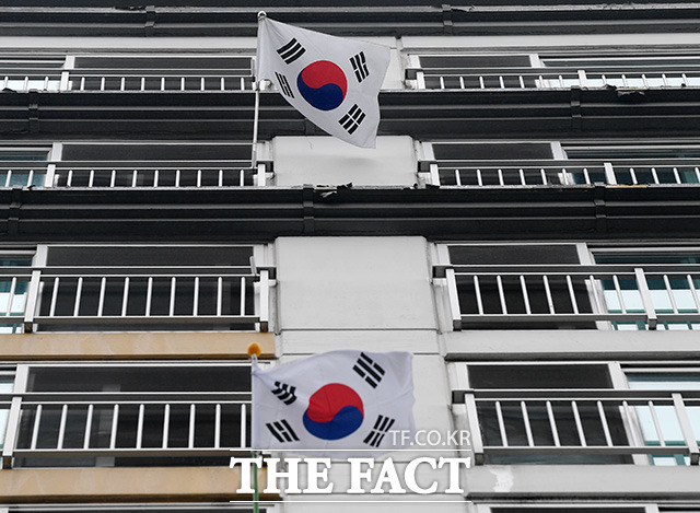 제75주년 광복절을 맞은 15일 오후 서울 성북구에 위치한 한 아파트 단지에 태극기가 휘날리고 있다. /남용희 기자