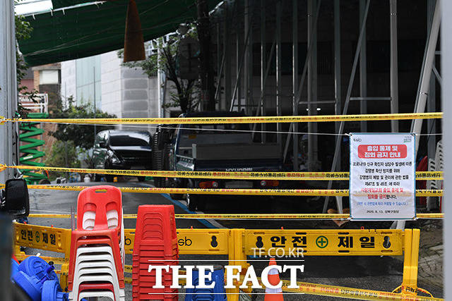 종교시설에서 코로나19 확진자가 증가하고 있는 15일 오전 서울 성북구에 위치한 사랑제일교회 진입로가 모두 폐쇄돼 있다./남용희 기자