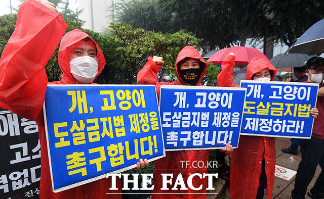 비건 세상을 위한 시민모임 회원들이 말복인 15일 오후 서울 광화문 광장에서 개도살 금지법 제정및 비건 채식을 촉구하는 퍼포먼스를 하고 있다./임영무 기자