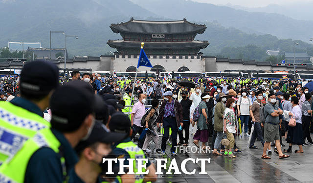 제75주년 광복절을 맞은 15일 오후 서울 광화문 광장 일대에서 보수단체 및 시민단체 등 참가자들이 8.15 집회를 이어가고 있다. /남용희 기자