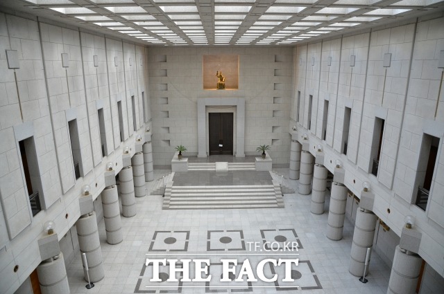 항소심 재판부가 1심의 공소기각 판결을 파기한 뒤 본안을 심리해 유죄를 선고했다면 형사소송법을 어긴 것이라는 대법원 판단이 나왔다./더팩트 DB