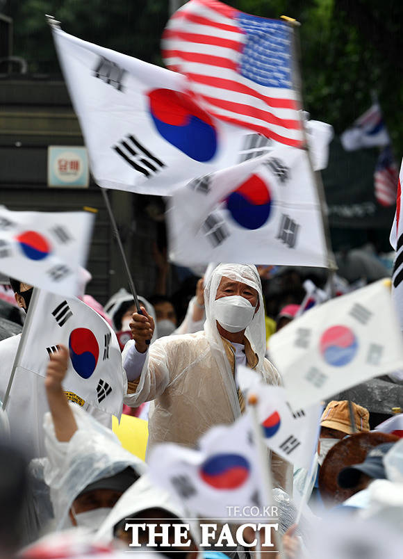 경찰이 15일 개최된 서울 도심 대규모 집회를 놓고 전담팀을 꾸려 수사할 방침이다./임영무 기자