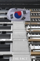 [TF포토] 홀로 휘날리는 태극기