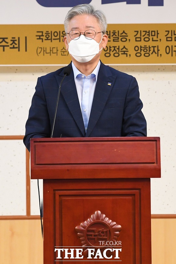 이재명 경기도지사가 공매도 금지 연장 관련 법안 발의 계획을 밝힌 박용진 더불어민주당 의원을 향해 16일 페이스북을 통해 감사의 인사를 전했다. /남윤호 기자