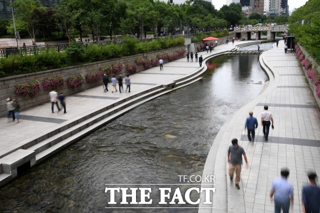 긴 장마 뒤 전국이 폭염. 서울 33도, 대구 37도, 부산 31도, 강원 영동과 충청도, 남부지방은 35도 안팎까지 기온이 오르겠다. /더팩트 DB