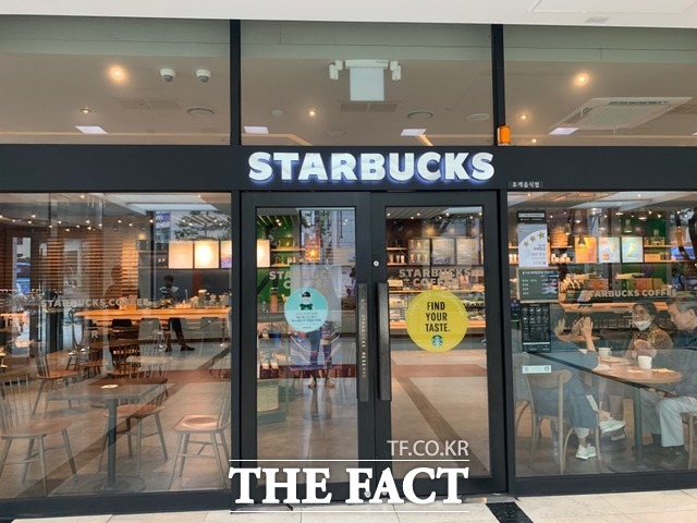 스타벅스가 코로나19 감염 확산을 막기 위해 서울·경기 지역 전 매장의 좌석을 30% 이상 축소 운영한다고 16일 밝혔다. /더팩트 DB