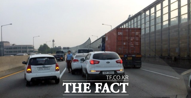 16일 새벽 고속도로 차량 추돌사고로 사망자를 포함해 12명의 사상자가 발생했다. 사진은 서울외곽순환고속도로 추돌사고 당시 자료. /더팩트 DB